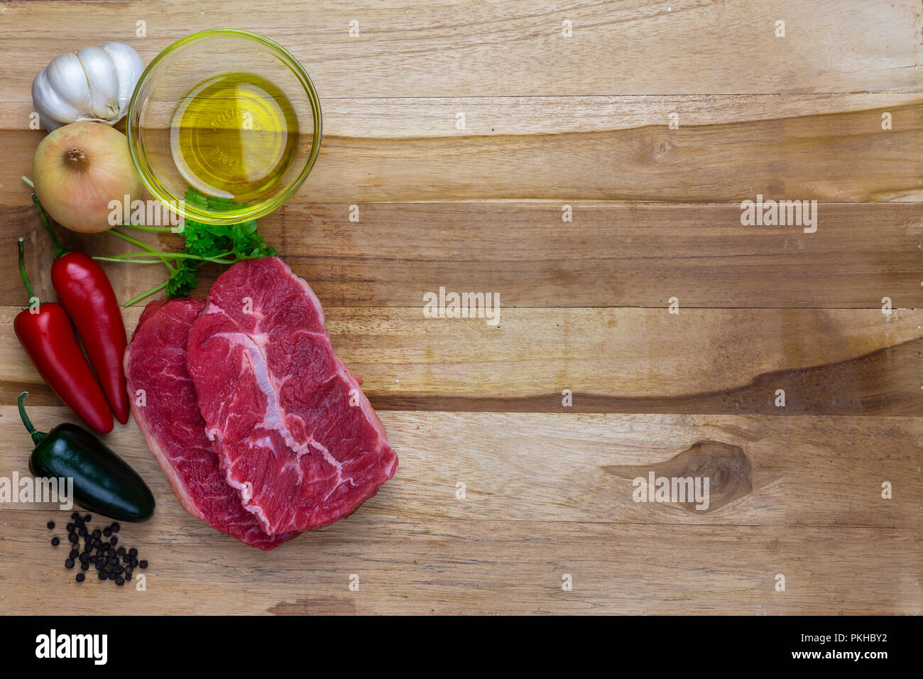 Rotes Fleisch auf einem hölzernen Platte Stockfoto
