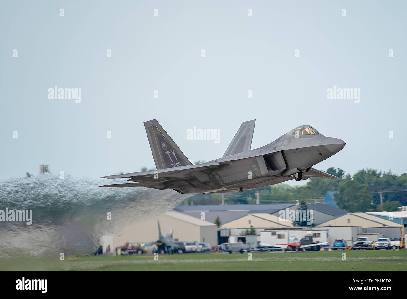 Oshkosh, WI - 28. Juli 2018: eine F-22, die mit vollem Nachbrenner an einer Flugschau Stockfoto