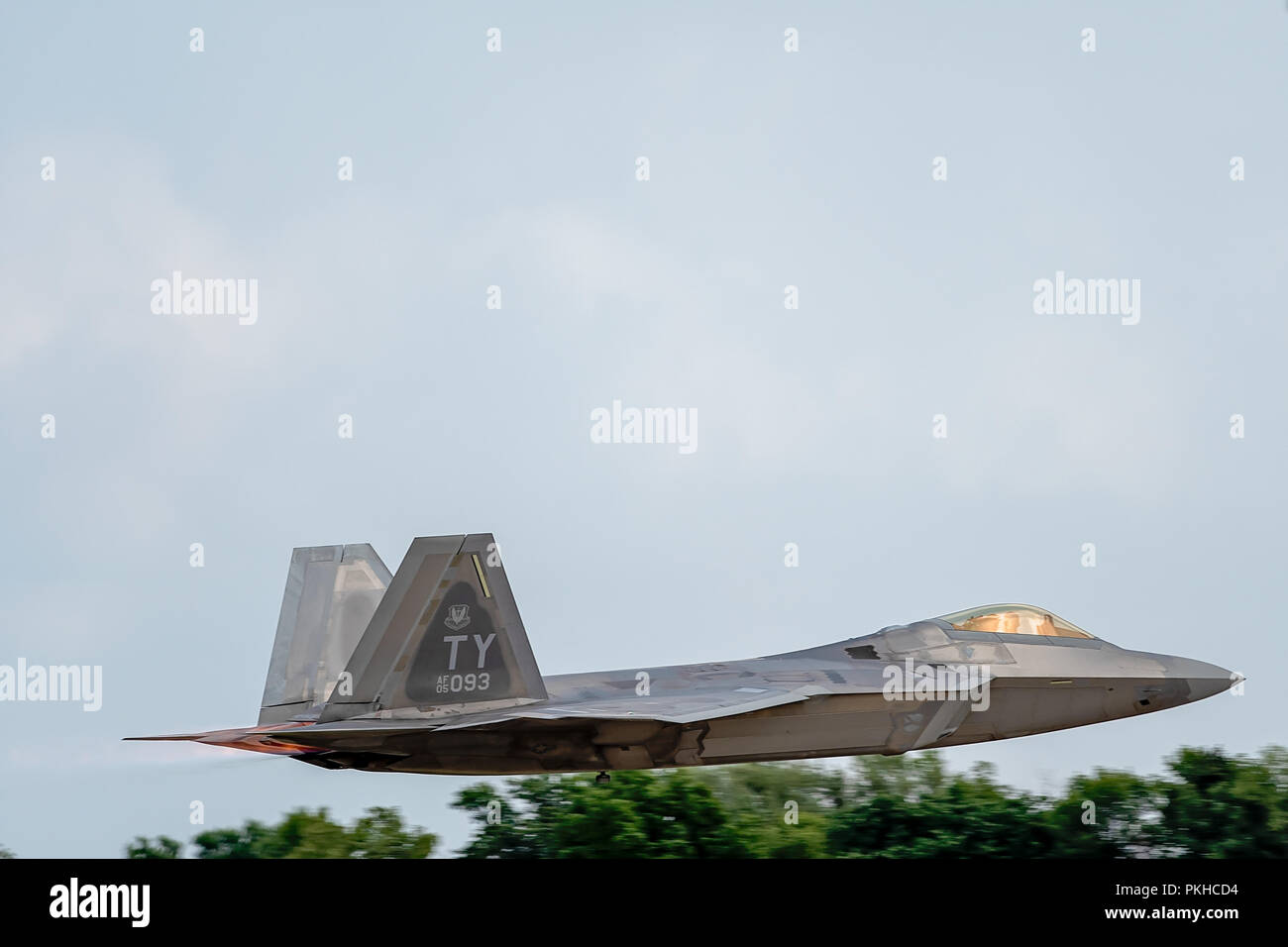 Oshkosh, WI - 28. Juli 2018: eine F-22 starten oder landen bei einer Airshow. Stockfoto