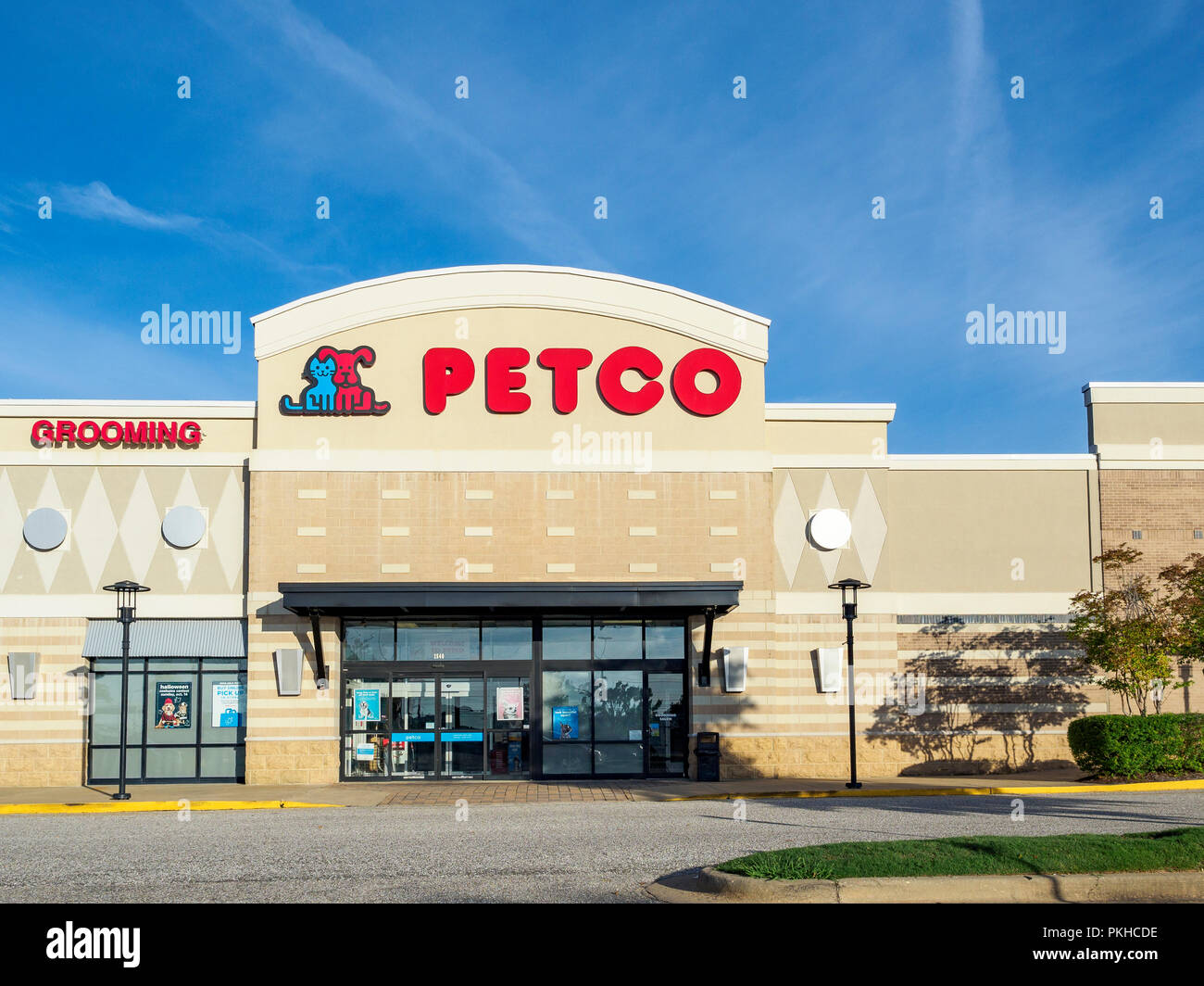 Vordere äußere Eingang von Petco retail Pet Store zeigt die Markenzeichen und Logo in Montgomery Alabama, USA. Stockfoto