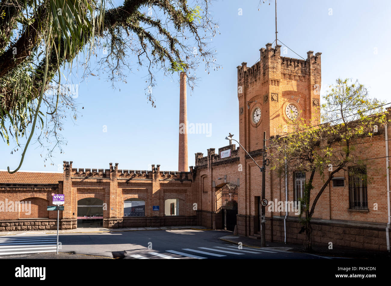 Salto/SP/Brasilien - September 8, 2018: Clock Tower eines industriellen Gebäude, das gegenwärtig beherbergt eine Universität ist eine der Attraktionen in der Touri Stockfoto