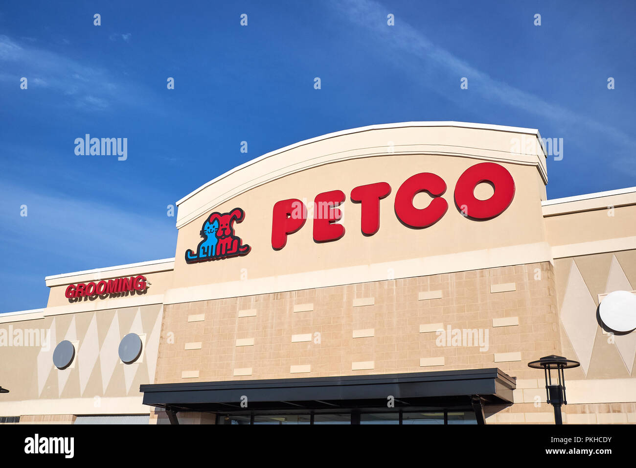 Vordere äußere Eingang von Petco retail Pet Store zeigt die Markenzeichen und Logo in Montgomery Alabama, USA. Stockfoto