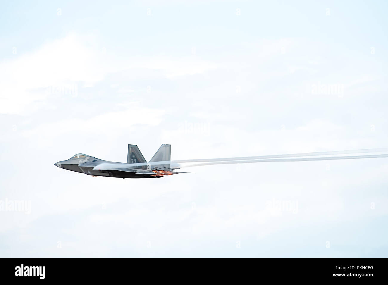Oshkosh, WI - 28. Juli 2018: eine F-22 Fliegen mit Nachbrenner Erstellen von Kondensstreifen auf einer Airshow. Stockfoto