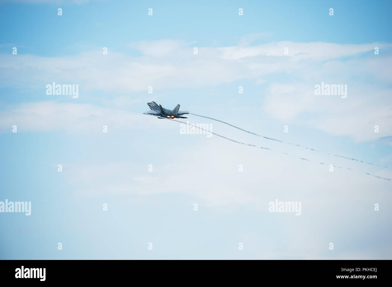 Oshkosh, WI - 28. Juli 2018: eine F-22 Fliegen mit Nachbrenner Erstellen von Kondensstreifen auf einer Airshow. Stockfoto