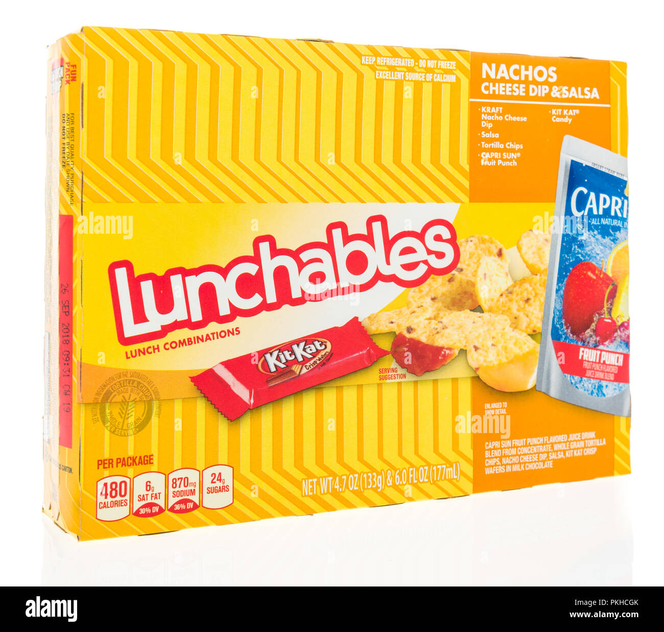 Winneconne, WI - 9. September 2018: ein Paket von Lunchables mit Kraft Käse, Capri Sonne Drink und einem KitKat Schokoriegel an einem isolierten Hintergrund Stockfoto