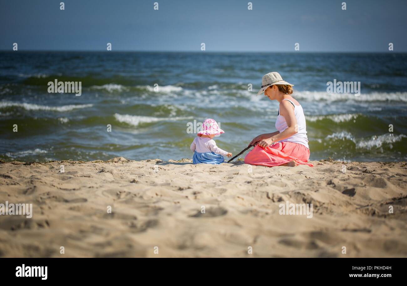 Mutter und Baby Mädchen auf Meer. Schöne Familie Fotografie. Stockfoto