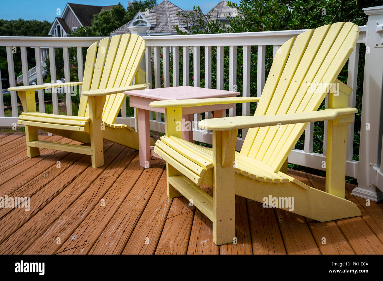 Adirondack Stühle sitzen auf einem Deck eines Ferienhauses in der Corolla Abschnitt der Outer Banks, North Carolina, USA Stockfoto