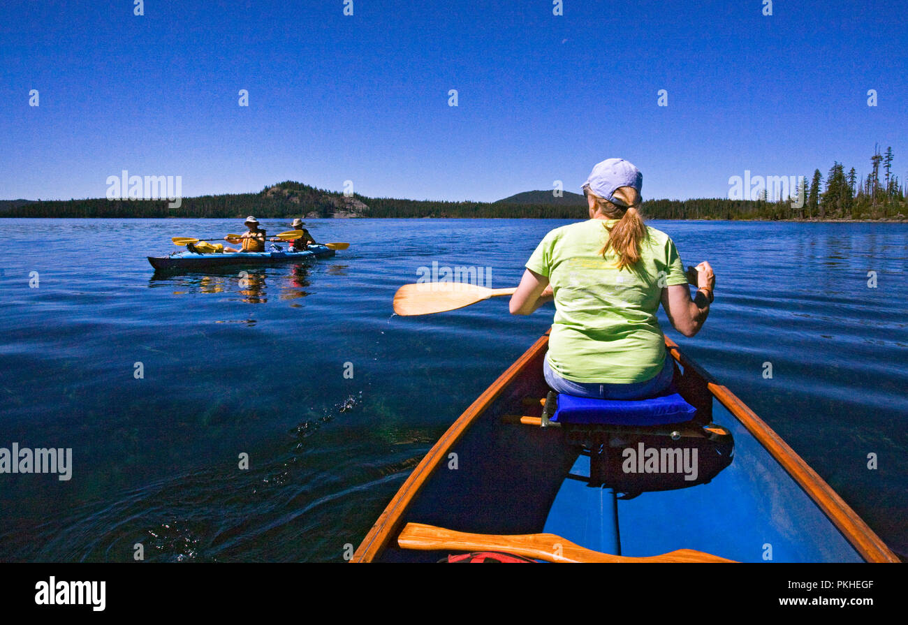 Ein älteres Ehepaar Paddeln ein Zwei-personen Kajak auf Waldo See, einem vulkanischen Kratersee in der zentralen Oregon Kaskaden in der Nähe der Stadt Oakrid Stockfoto