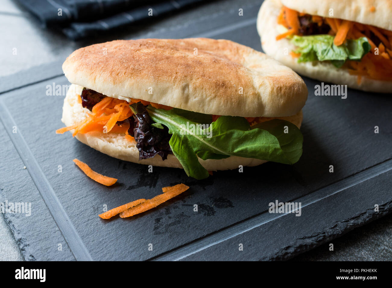 Vegane/vegetarische Pita Brot Brötchen, Sandwich Taiwan Gua Bao mit Karotte Schichten und Grüns aus Asien. Traditionelle biologische Lebensmittel. Stockfoto