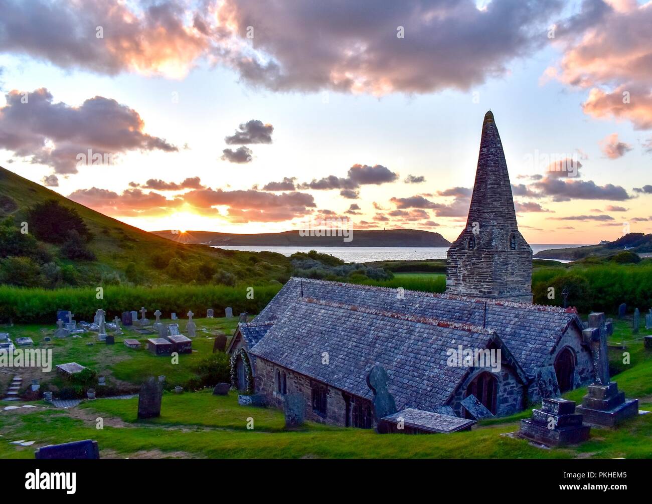 Die Kirche St. Enodoc bei Sonnenuntergang Stockfoto