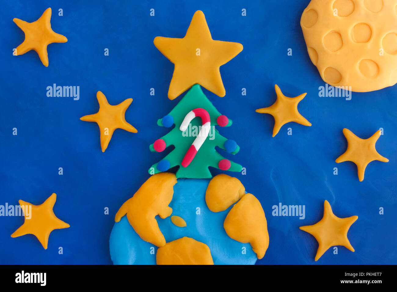 Weihnachtsbaum mit groen Weihnachtsstern, Ornamente und Candy Cane auf dem  Planeten Erde. Szene ist aus Ton gefertigt. Close Up Stockfotografie - Alamy