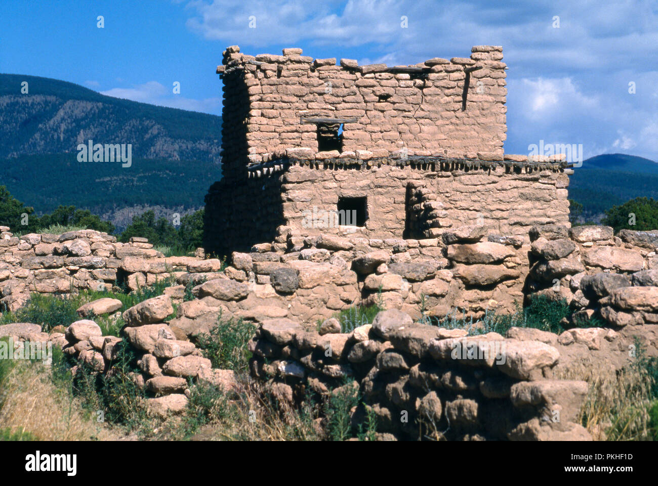 Ruinen auf Puye Cliff - Wohnungen, New Mexiko. Foto Stockfoto