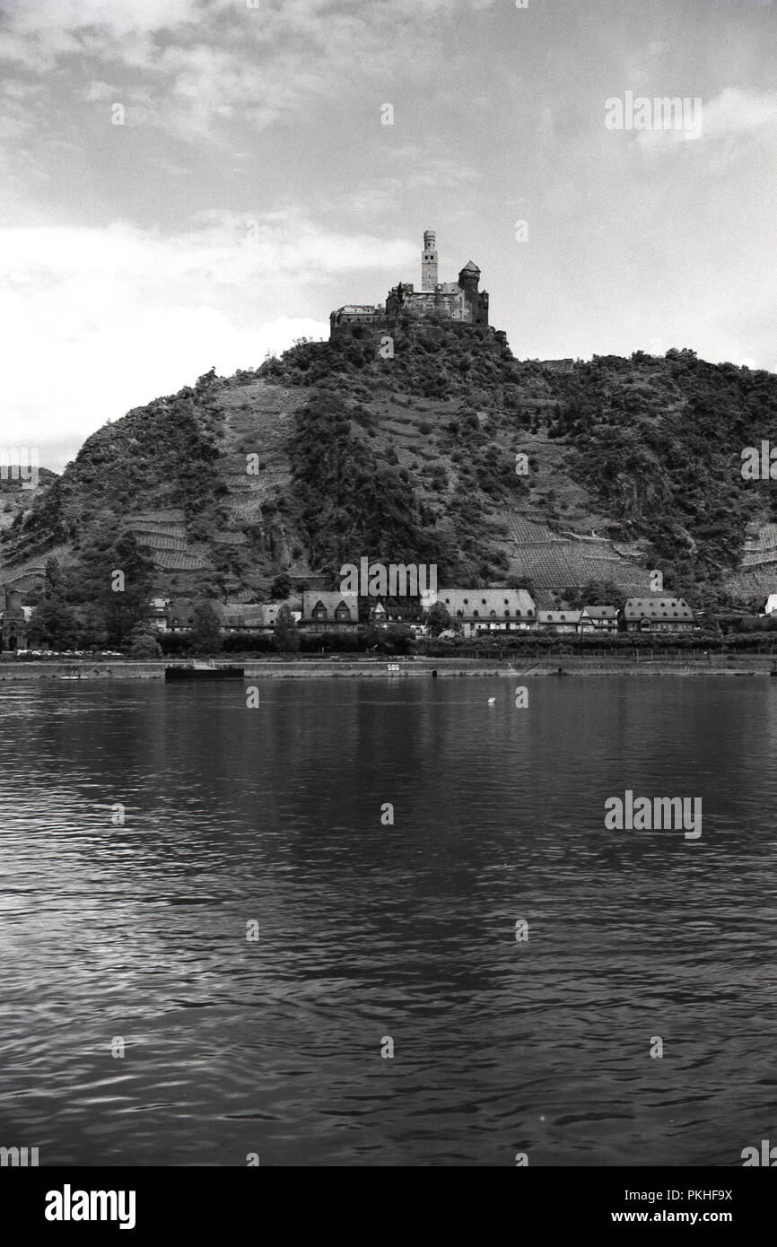 1950, historische, eine Burg auf einem hillsideover suchen den Rhein, in der Nähe von Köln, Deutschland. Stockfoto