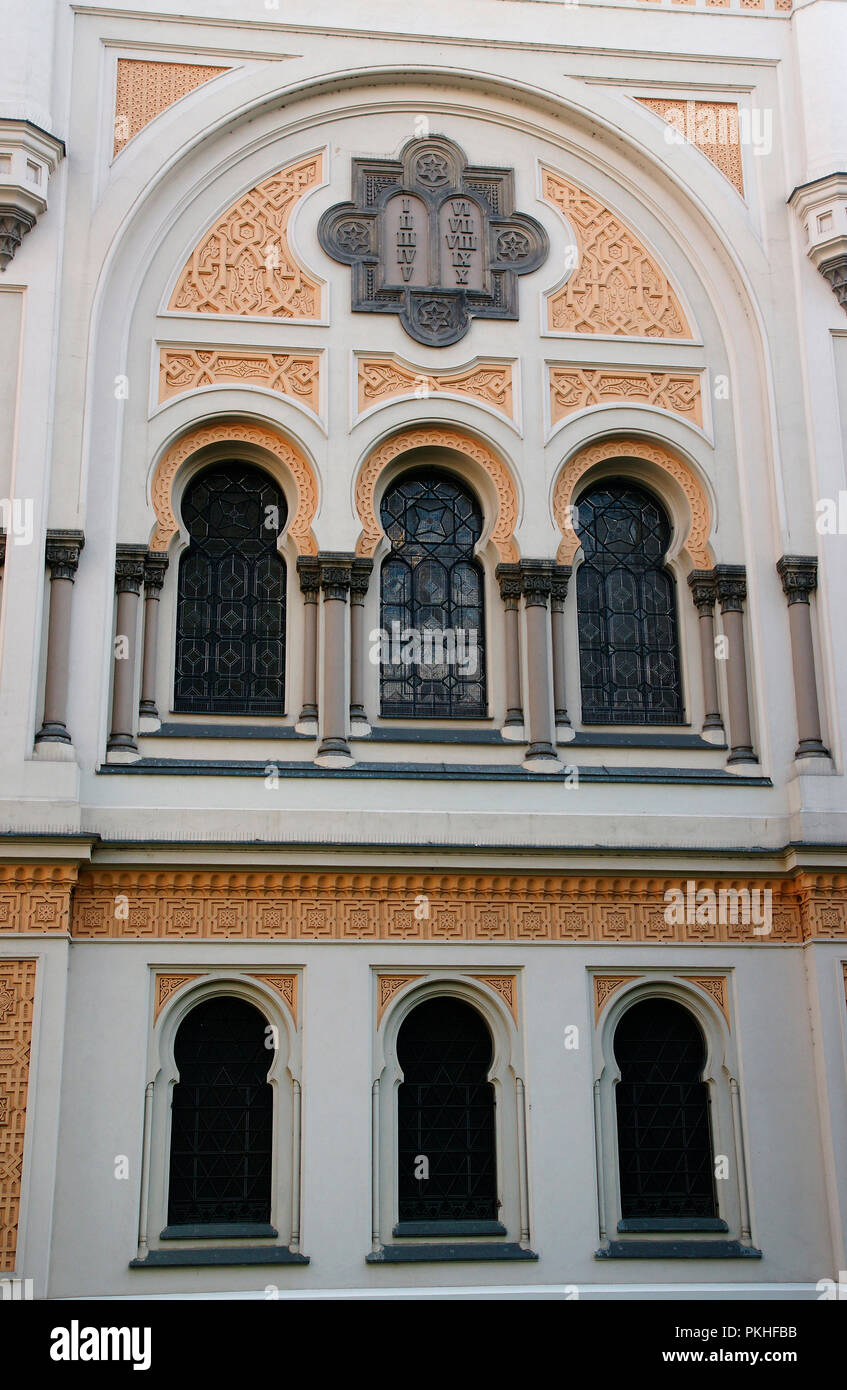 Der Tschechischen Republik. Prag. Jüdische Stadt. Spanische Synagoge. Im maurischen Revival Stil von Architekten gebaut, Josef Niklas (1817-1877) und Ignac Ullmann (1822-1897) zwischen 1868-1893. Im Jahr 1990 wieder aufgebaut. Detail der Fassade. Stockfoto