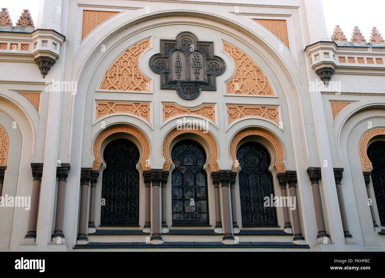 Der Tschechischen Republik. Prag. Jüdische Stadt. Spanische Synagoge. Im maurischen Revival Stil von Architekten gebaut, Josef Niklas (1817-1877) und Ignac Ullmann (1822-1897) zwischen 1868-1893. Im Jahr 1990 wieder aufgebaut. Detail der Fassade. Stockfoto