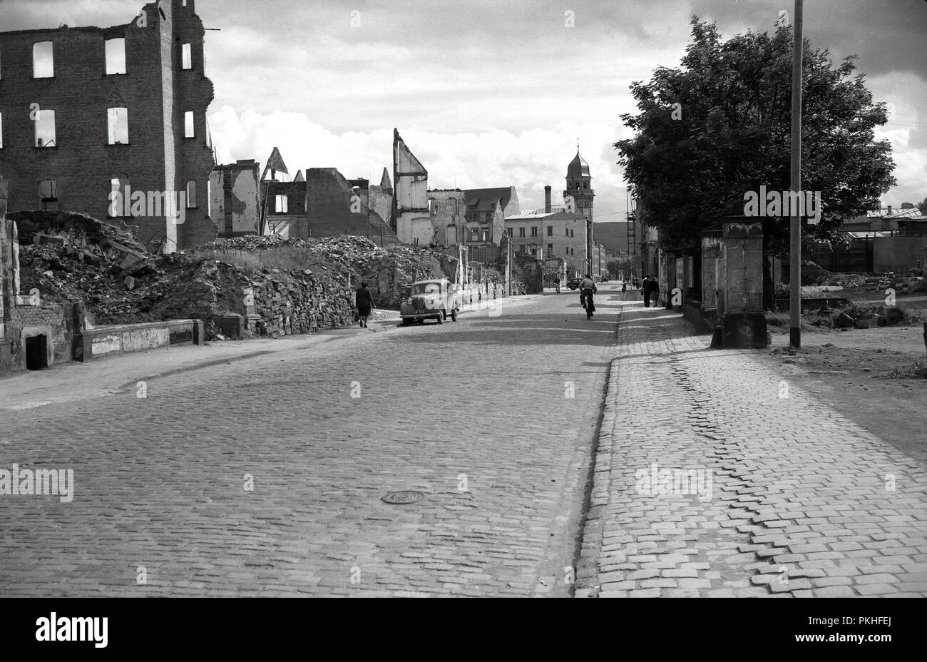 1950, historische, Blick hinunter eine alte Straße mit Kopfsteinpflaster in der Stadt Köln, Deutschland anzeigen leer zerbombten Gebäude, der Rest von der Alliierten offensiven während des Zweiten Weltkriegs. Stockfoto