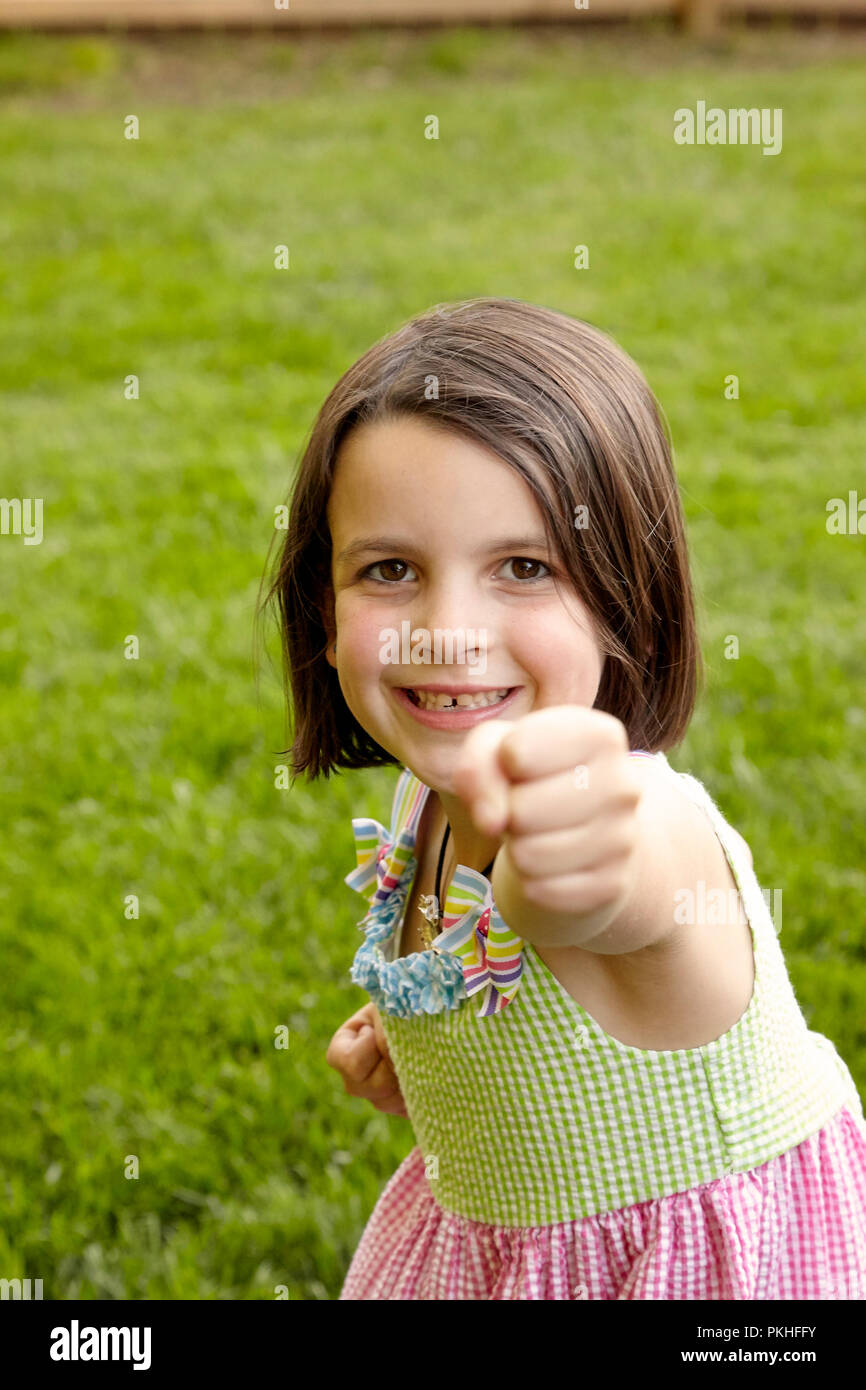 Kleine Mädchen spielen und lustige Gesichter Stockfoto