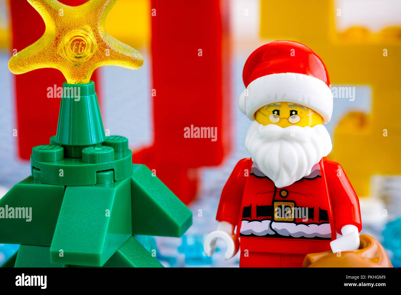 Tambow, Russische Föderation - September 02, 2018 Lego Santa Claus mit Weihnachtsbaum. Studio gedreht. Stockfoto