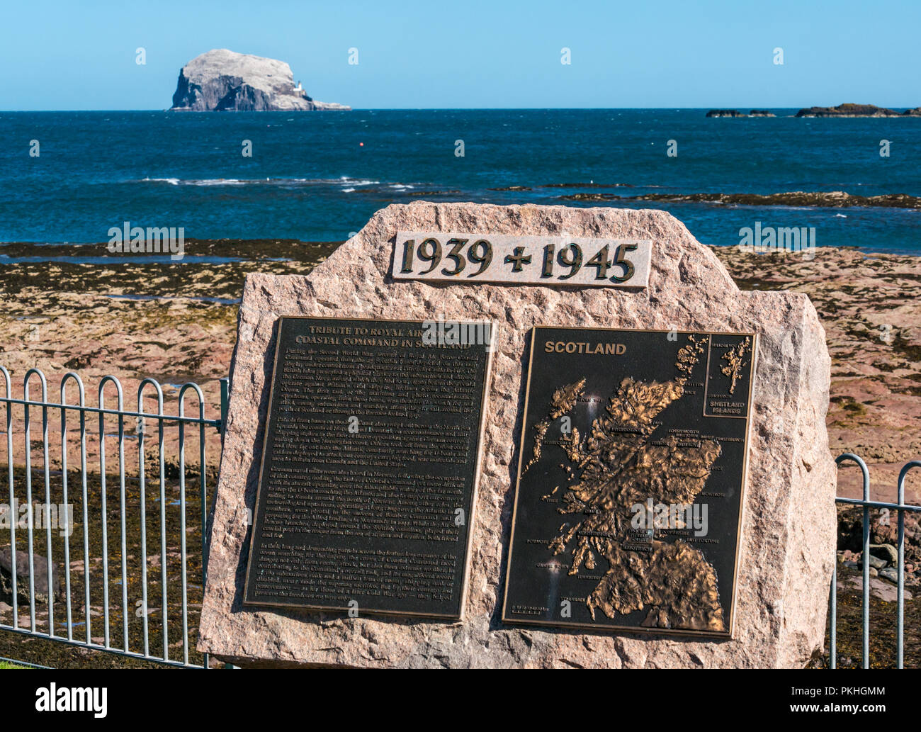 Denkmal zu Ehren der Royal Air Force Coastal Command in Schottland, North Berwick, East Lothian, Schottland, Großbritannien, mit Bass Rock am Horizont Stockfoto