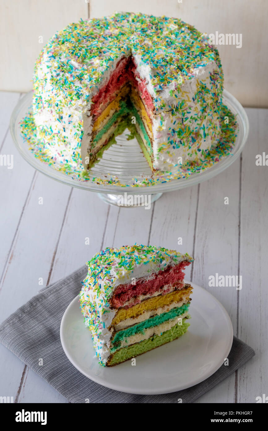 Bunte Regenbogen Kuchen Dessert mit farbigen Schichten Stockfoto