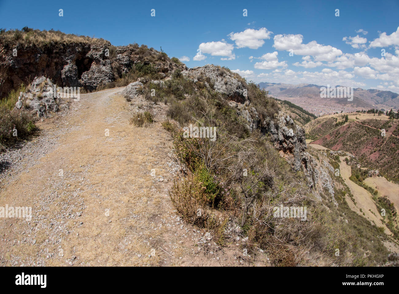 Eine unbefestigte Straße durch die Anden außerhalb von Cusco. Cusco liegt im Tal in der Ferne sichtbar. Stockfoto
