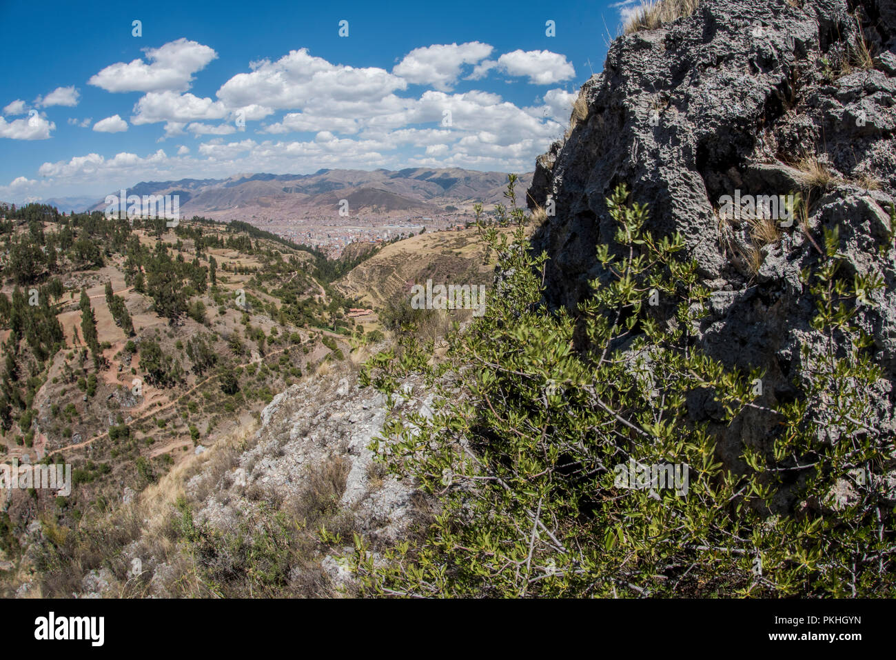 Eine felsige Hügel oder Klippe mit Blick auf Cusco, die in der Ferne sichtbar ist. Stockfoto