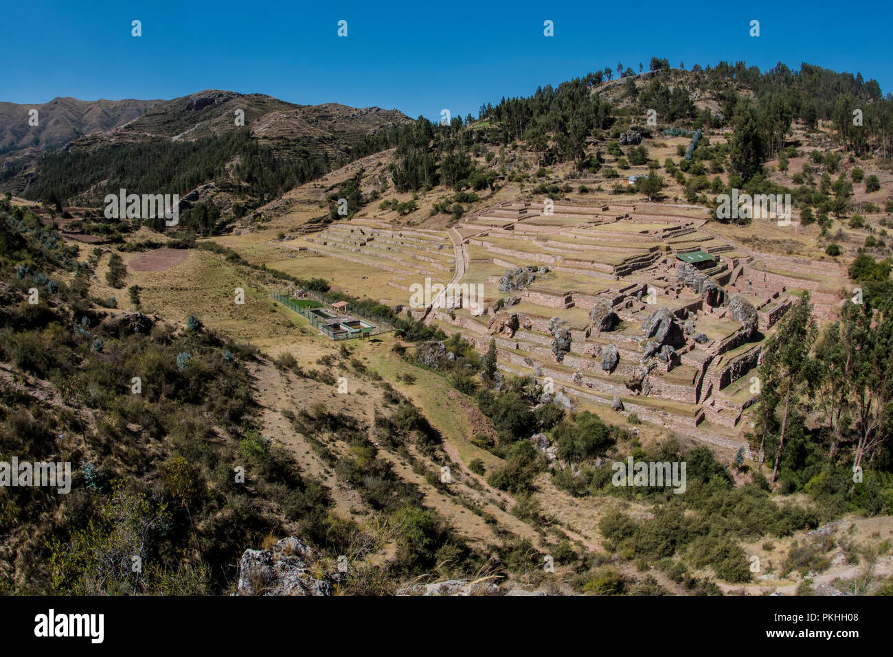 Eine Antenne Landschaft der Anden außerhalb von Cusco mit einigen Inka-ruinen im Tal unten sichtbar. Stockfoto