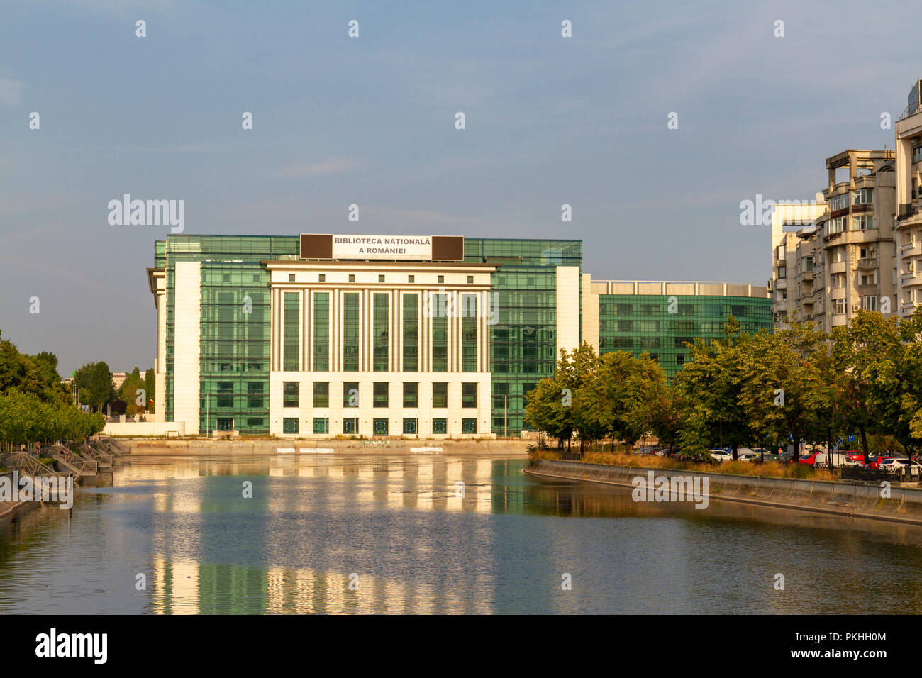 Die nationale Bibliothek von Rumänien (Biblioteca Națională a României) entlang des Flusses Dâmbovița in Bukarest, Rumänien gesehen. Stockfoto