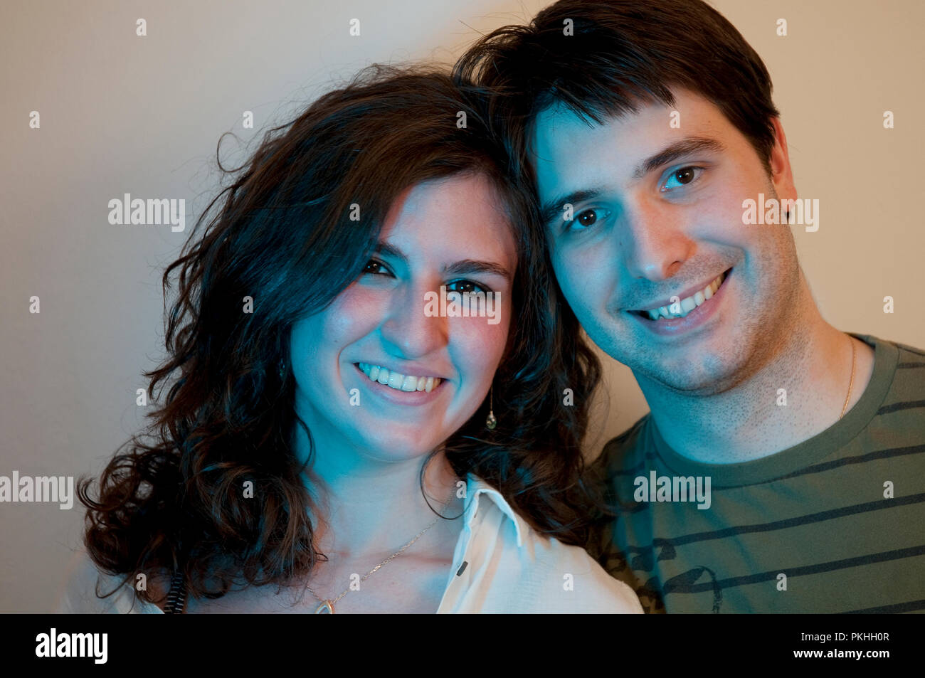 Junges Paar lächelt und schaut in die Kamera. Stockfoto