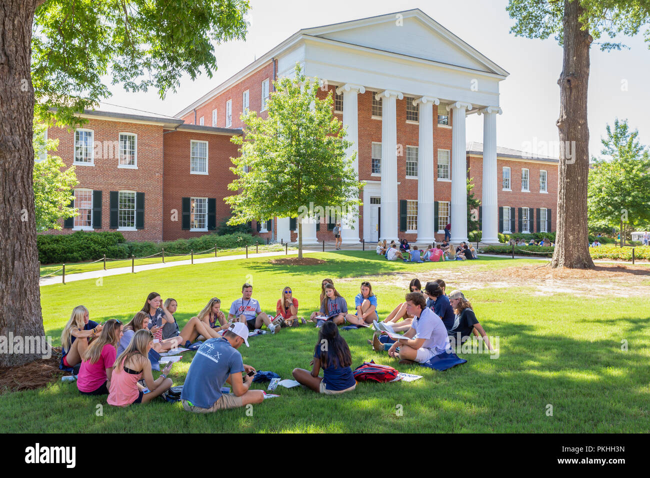 OXFORD, MS/USA - Juni 7, 2018: Nicht identifizierte Personen versammelten sich auf dem Campus der Universität von Mississippi. Stockfoto