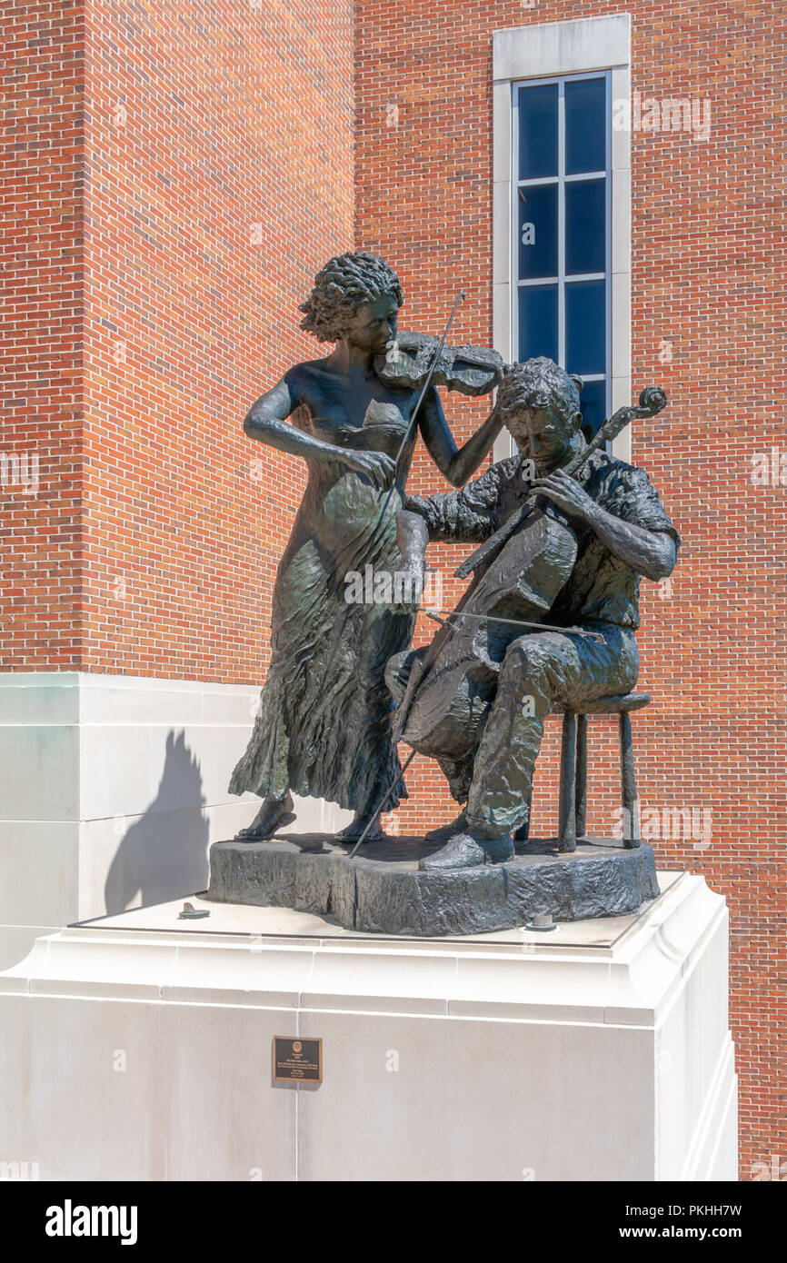 OXFORD, MS/USA - Juni 7, 2018: Konzert 2003 Statue vor Gertrude Castellow Ford Center für Darstellende Künste. Stockfoto