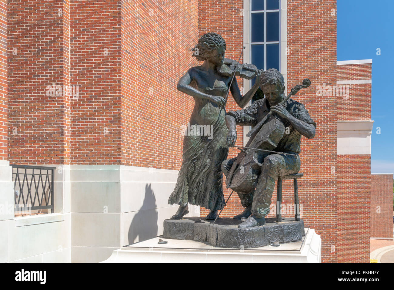 OXFORD, MS/USA - Juni 7, 2018: Konzert 2003 Statue vor Gertrude Castellow Ford Center für Darstellende Künste. Stockfoto