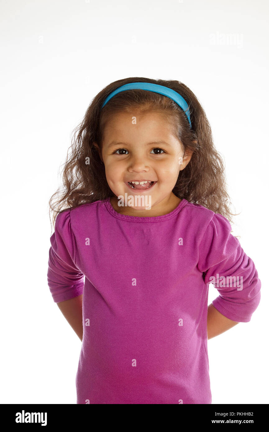 Süße kleine Mädchen auf weißem Hintergrund Stockfoto