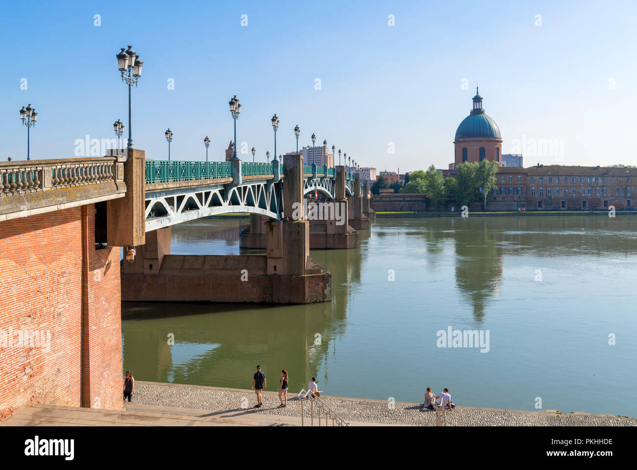 Pont Saint-Pierre (St Pierre Brücke) über den Fluss Garonne in Richtung Chapelle Saint-Joseph de La Grave, Toulouse, Languedoc, Frankreich Stockfoto