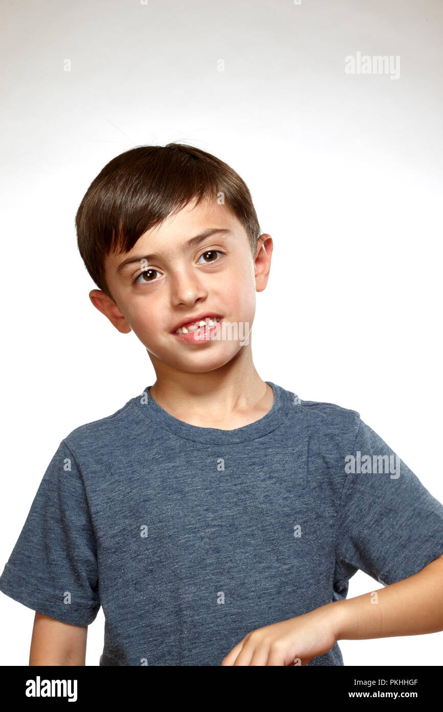 Junge mit schlechten Zähnen Stockfoto