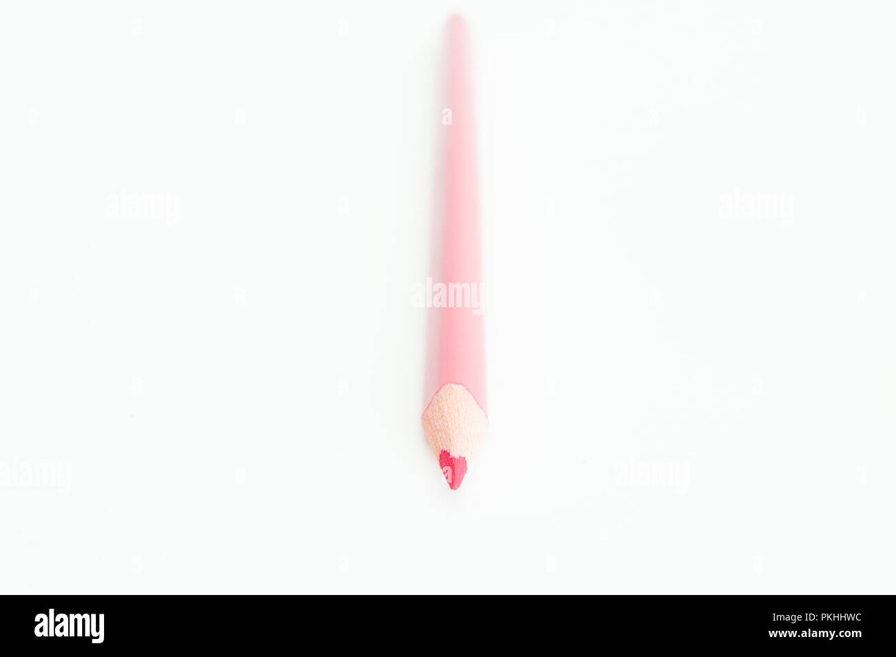 Eine isolierte magenta Buntstift auf einem weißen Hintergrund. Stockfoto