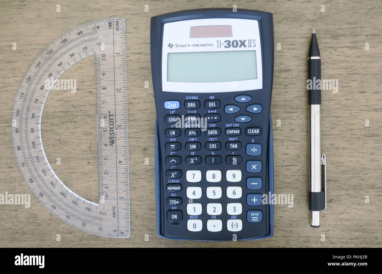 Ein Rechner, protactor, Bleistift, Kompass, Stift und graph Papiere auf  einen Tisch Stockfotografie - Alamy