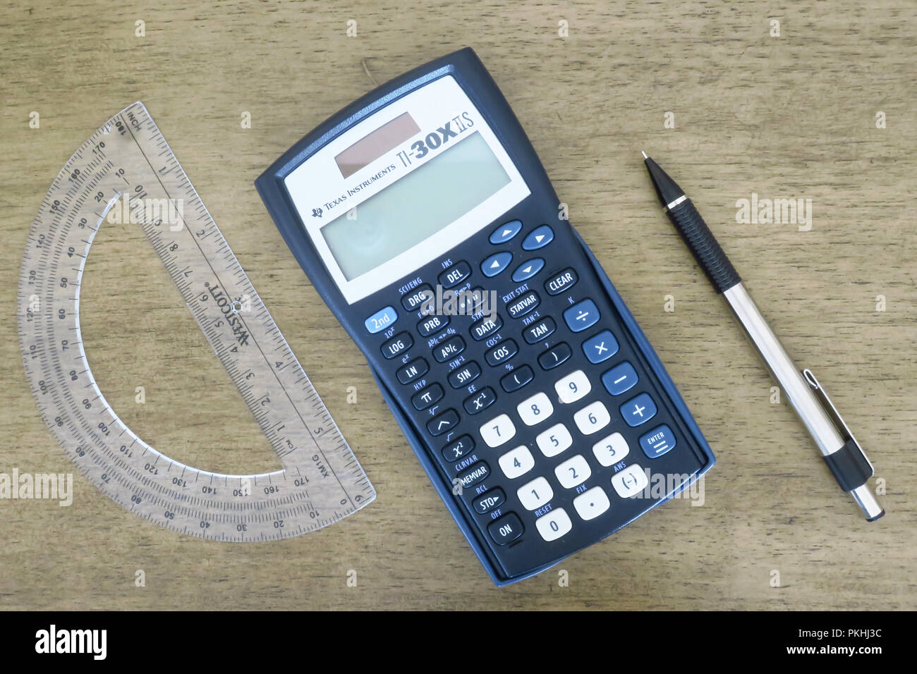 Ein Rechner, protactor, Bleistift, Kompass, Stift und graph Papiere auf einen Tisch. Stockfoto
