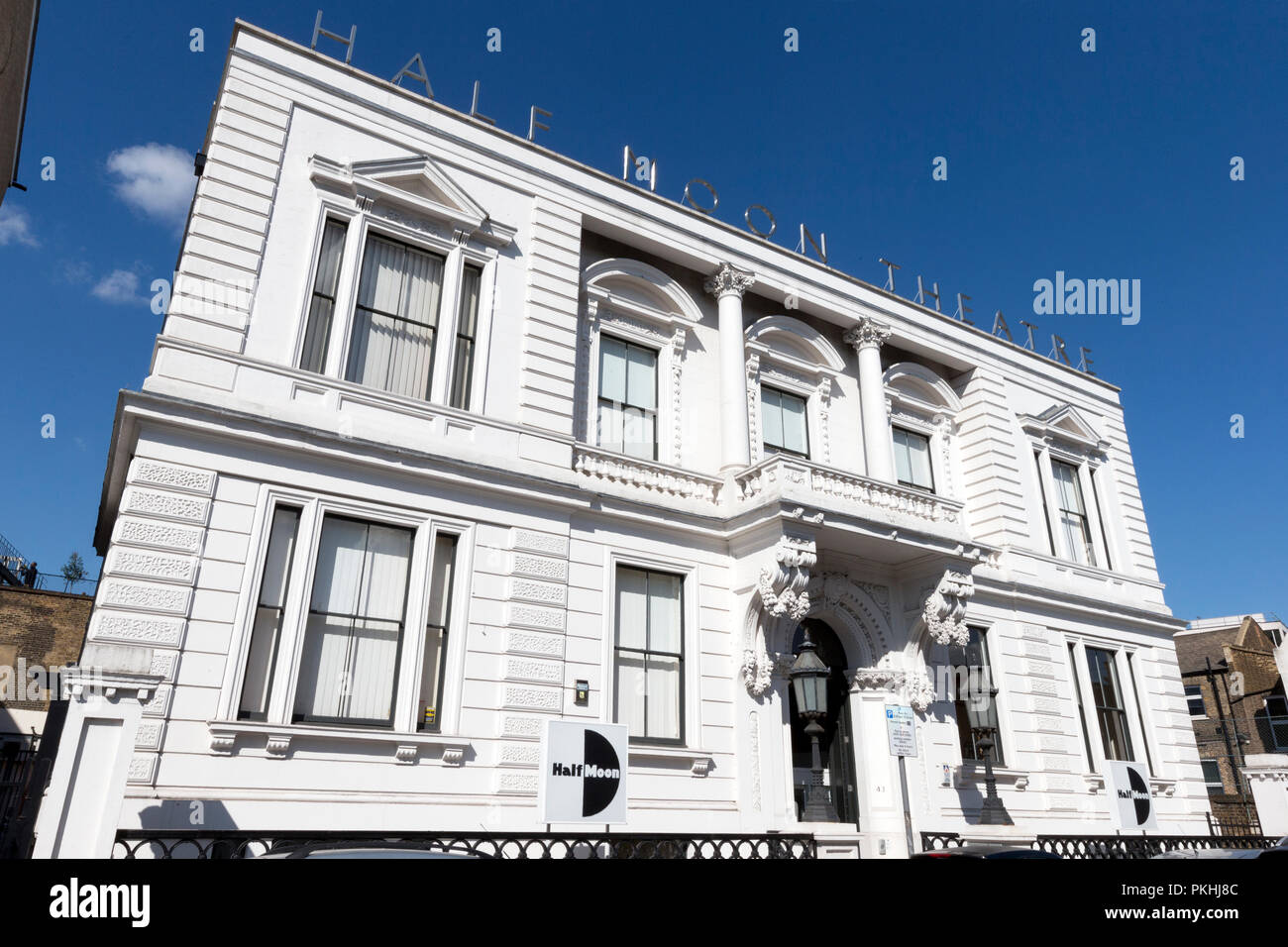 Äußere des Half Moon Theatre (ehemals Limehouse Vorstand arbeitet Gebäude), White Horse Road, London, UK. Stockfoto