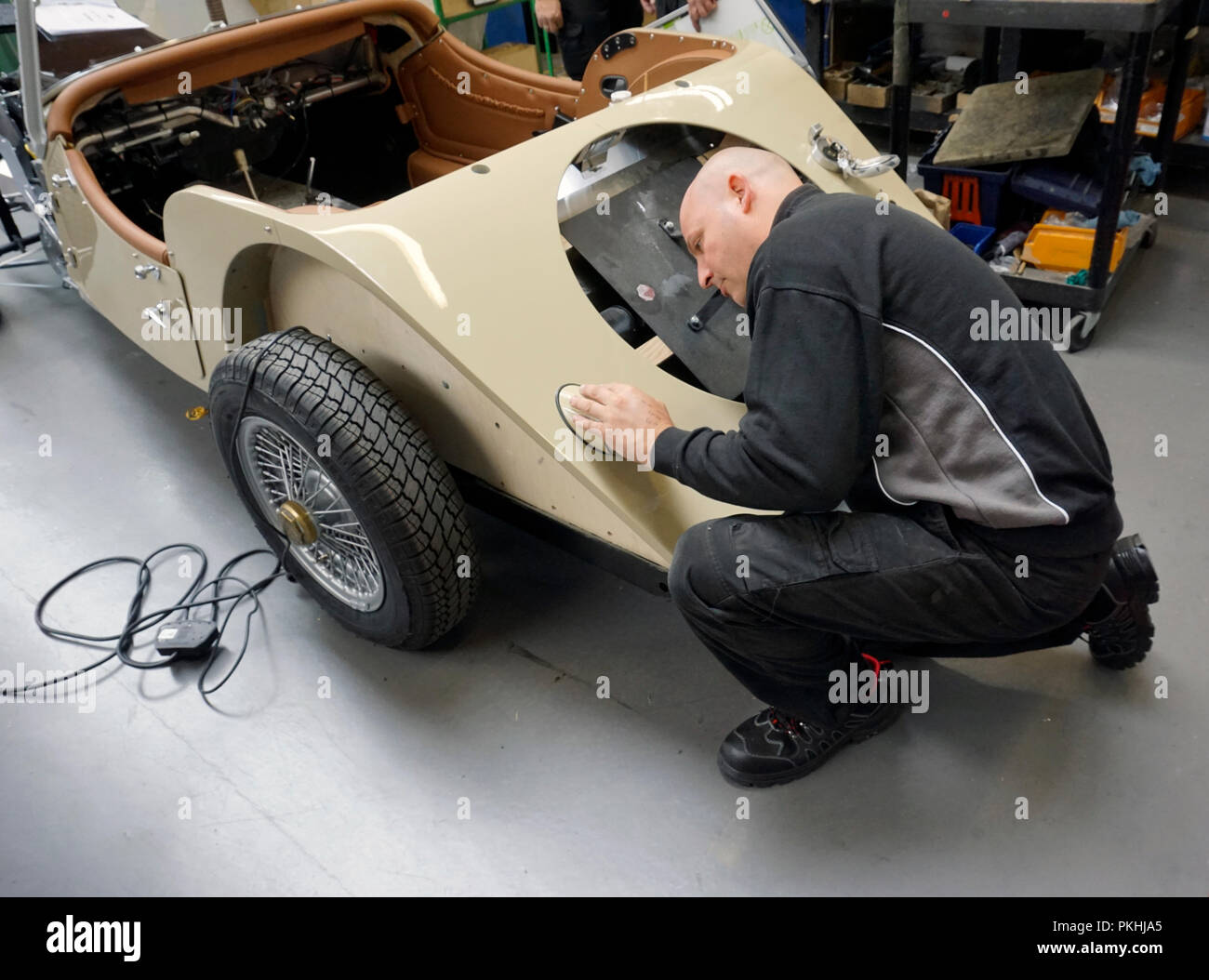 Monteur Rückleuchte hinten an der Morgan Sports Car bei Morgan Werk in Malvern Worcestershire, England Großbritannien Stockfoto