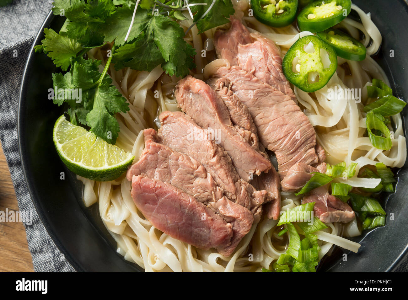 Hausgemachtes Rindfleisch vietnamesischen Pho Suppe mit Gemüse Stockfoto