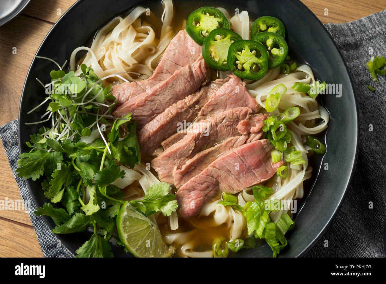 Hausgemachtes Rindfleisch vietnamesischen Pho Suppe mit Gemüse Stockfoto