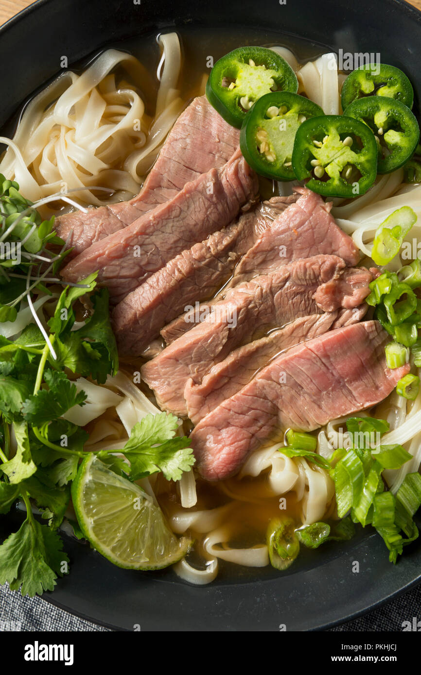 Hausgemachtes Rindfleisch vietnamesischen Pho Suppe mit Gemüse Stockfoto