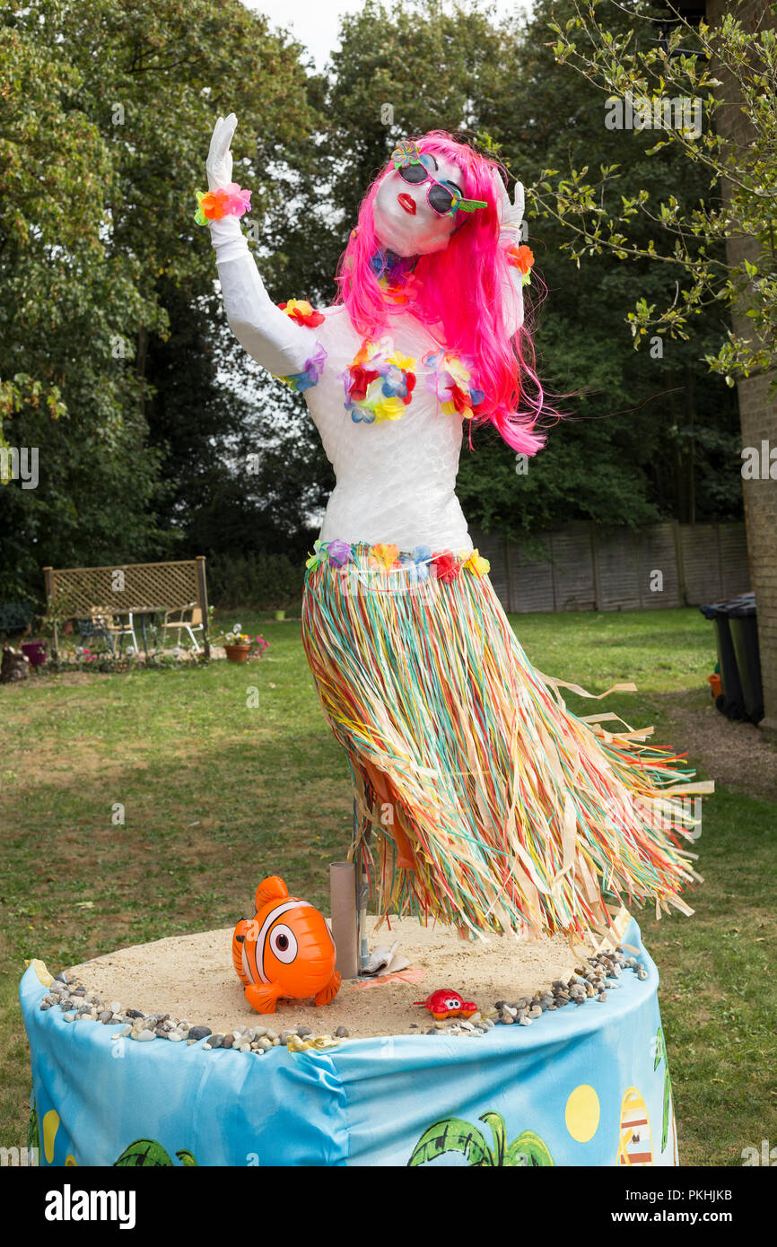 Ein Stroh gefüllt Karikatur Abbildung porträtiert popstar Frau an traditionellen jährlichen High Wych Scarecrow Festival - Essex, Großbritannien Stockfoto