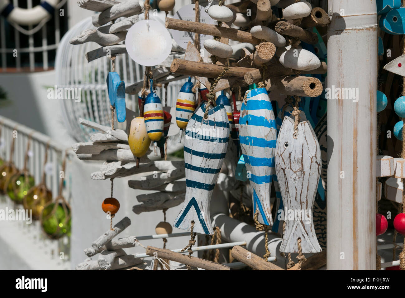 Handwerk Holz- Fische zum Verkauf ausserhalb eines Shop. Calella de Palafrugell, Spanien. Stockfoto