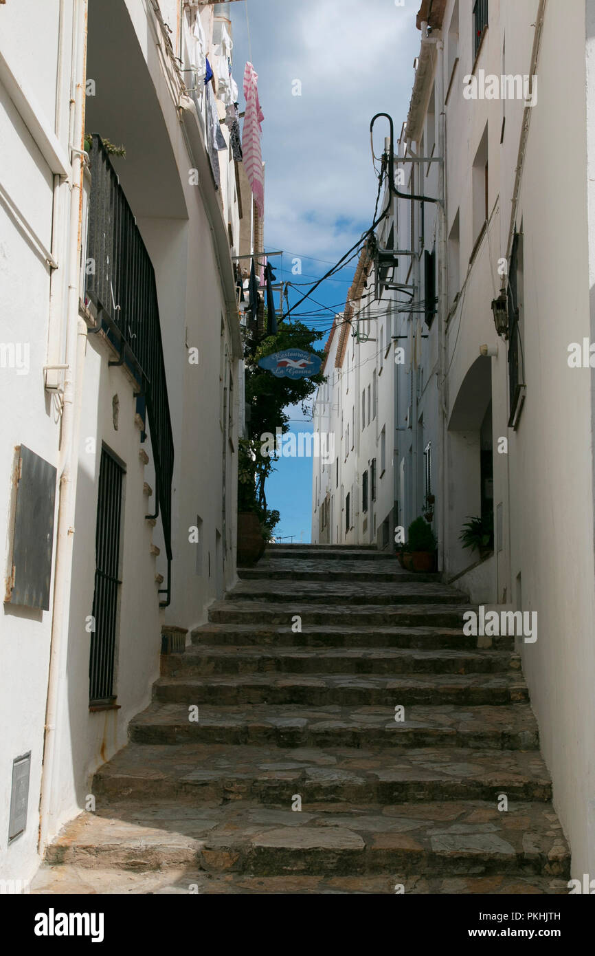 Schmale Fußgänger Treppe zwischen weißen Wänden in Calella de Palafrugell, Costa Brava, Spanien Stockfoto