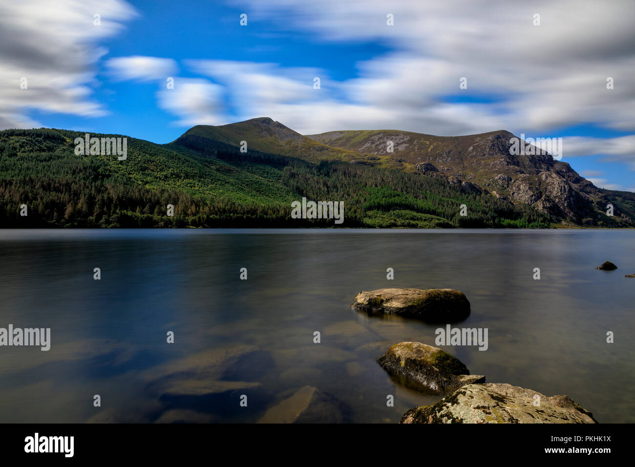 Wolken ziehen über den Peak Mynydd Mawr mit Llyn Cwellyn, ein See in Snowdonia (Eryri), Wales (Cymru), UK. Stockfoto