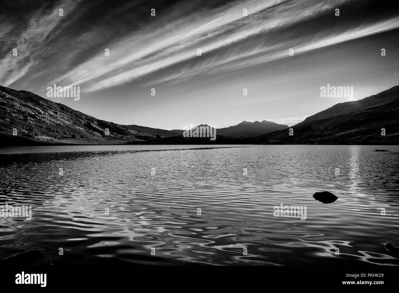 Der See Llynnau Mymbyr mit Mount Snowdon im Hintergrund. Snowdonia (Eryri), Wales (Cymru), UK. Stockfoto Der See Llynnau Mymbyr mit Mount Snowdon im Hintergrund. Snowdonia (Eryri), Wales (Cymru), UK. Stockfoto