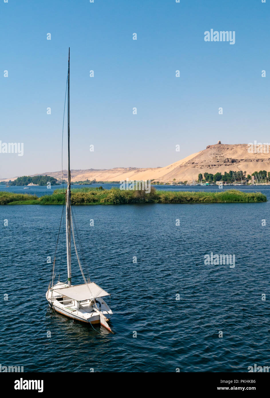 Traditionelle felucca Segelboot und Blick auf Hügel Grab des muslimischen Propheten, Qubbet el-Hawa auf Sand Felsen, Nil, Assuan, Ägypten, Afrika Stockfoto
