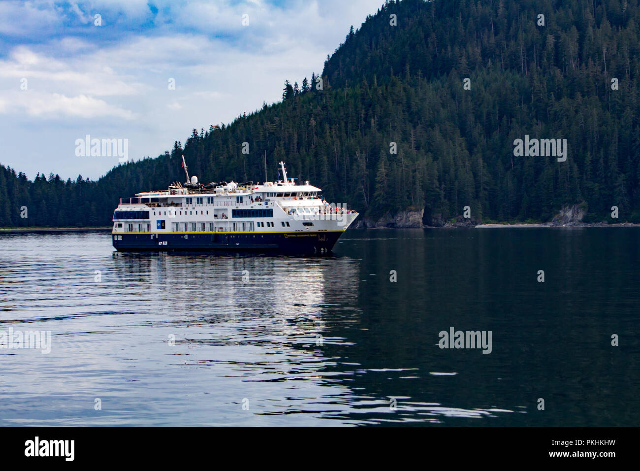 Die Expedition Cruise Ship, der National Geographic Suche Segel in Chatham Straße im Südosten Alaskas mit Ecotourists für Wale sehen. Stockfoto